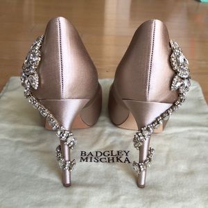 Spectacular Badgley Mischka “Kiara” Royal pumps